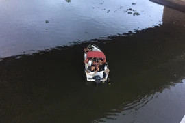 Cảnh sát PCCC nỗ lực lặn tìm người mất tích dưới sông trong đêm