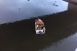 Cảnh sát PCCC nỗ lực lặn tìm người mất tích dưới sông trong đêm