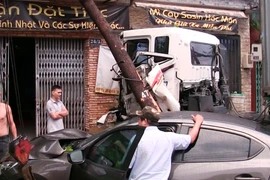 Xe container ủi nhiều phương tiện, bé trai 3 tuổi tử vong