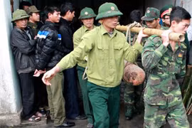 Hải Phòng: Một hộ buôn phế liệu giao nộp... 3 quả bom tạ
