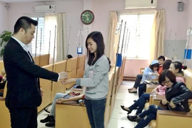 Trao trả dây chuyền vàng cho bệnh nhân đánh rơi