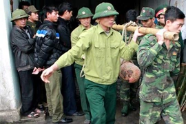 Hải Phòng: Một hộ buôn phế liệu giao nộp... 3 quả bom tạ