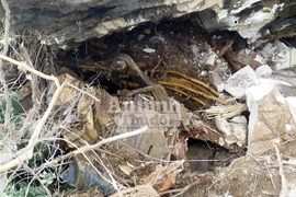 Đá sập đè nát máy xúc, một công nhân bị thương