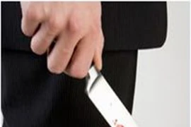 Xông vào toilet nữ để rạch mặt bạn gái vì bị lừa tiền