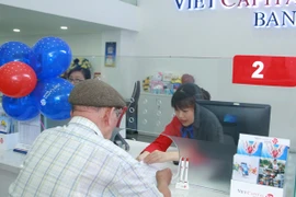 Ngân hàng ào ào tăng lãi suất, doanh nghiệp lo sốt vó