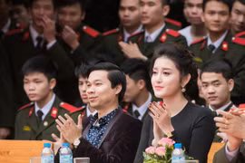 Á hậu Huyền My giản dị nhưng đầy quyến rũ trên "ghế nóng"