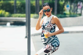 Siêu mẫu Diệu Huyền "bụng bầu" xuống phố vẫn gợi cảm