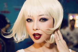 Đội tóc giả bạch kim, Jennifer Phạm hoá thân thành cô đào nóng bỏng