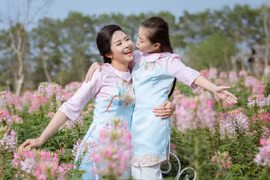 Hoa hậu Ngọc Hân diện áo dài đôi cùng "con gái nuôi"