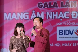 "Mang âm nhạc đến bệnh viện": Chiếc cầu nối yêu thương