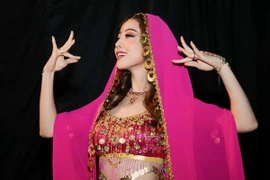 Jennifer Phạm hoá thành "cô dâu 8 tuổi"