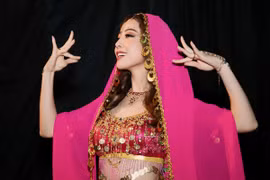 Jennifer Phạm hoá thành "cô dâu 8 tuổi"