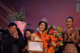 Quỳnh Trang đăng quang Miss SKDA 2012 