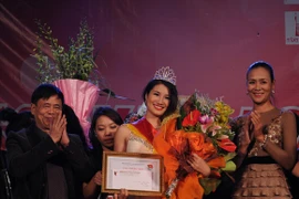 Quỳnh Trang đăng quang Miss SKDA 2012 