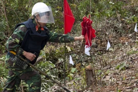 Phát hiện nhiều đạn cối khi thi công bờ kè