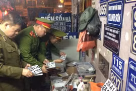 Đột kích nơi chế những biển kiểm soát xe cực đẹp, giá bèo