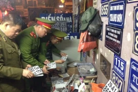 Đột kích nơi chế những biển kiểm soát xe cực đẹp, giá bèo