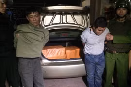 Chặn bắt “xế hộp” chở 200 bánh heroin trên cao tốc