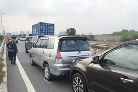 Va chạm liên hoàn 6 ô tô trên đường dẫn cao tốc