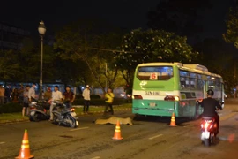 Va chạm giao thông ngã xuống đường bị xe buýt cán tử vong