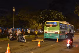 Va chạm giao thông ngã xuống đường bị xe buýt cán tử vong