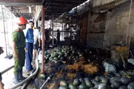 Quán cà phê và ki-ốt hoa quả cùng phát hỏa giữa trưa