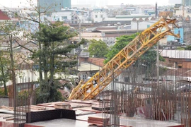Cần cẩu dự án Topaz Home sập đè dãy nhà trọ, 2 người bị thương