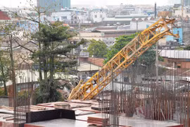 Cần cẩu dự án Topaz Home sập đè dãy nhà trọ, 2 người bị thương