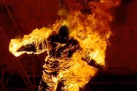 Mâu thuẫn gia đình, vợ tẩm xăng đốt chồng tử vong tại nhà