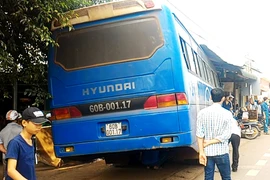 Xe chở công nhân mất lái lao vào quán cà phê, 2 người bị thương nặng