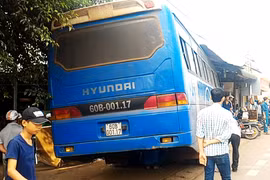 Xe chở công nhân mất lái lao vào quán cà phê, 2 người bị thương nặng