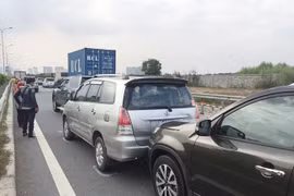 Va chạm liên hoàn 6 ô tô trên đường dẫn cao tốc