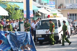 Thi thể người phụ nữ bị trói trong bao tải vứt bên lề đường