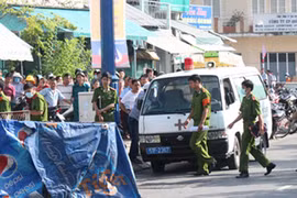 Thi thể người phụ nữ bị trói trong bao tải vứt bên lề đường