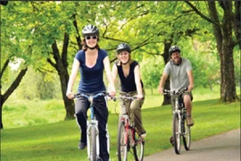 Đạp xe, đi bộ đi làm có thể giúp giảm cân