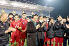 Thủ tướng Phạm Minh Chính xuống sân chúc mừng ĐT Việt Nam