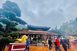 Khung cảnh vắng vẻ của chùa Hương trước giờ chính thức mở cửa trở lại