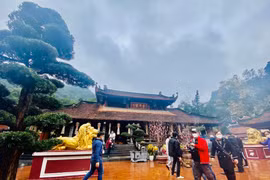 Khung cảnh vắng vẻ của chùa Hương trước giờ chính thức mở cửa trở lại