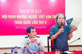 Đề nghị "hỗ trợ vé máy bay" của Hội Nhà văn gây tranh luận trên mạng xã hội