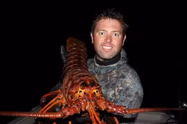 Bất ngờ bắt được “cụ” tôm hùm khổng lồ 70 tuổi