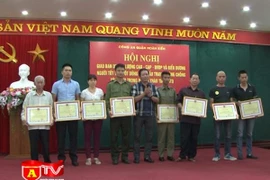 Khen thưởng các cá nhân có thành tích trong phong trào toàn dân bảo vệ ANTQ