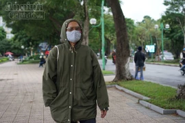 Người Hà Nội co ro trong đợt lạnh sâu đầu mùa đông