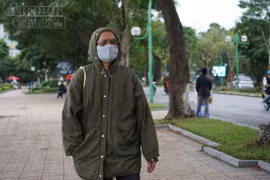 Người Hà Nội co ro trong đợt lạnh sâu đầu mùa đông