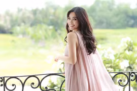 Dương Cẩm Lynh đẹp hút hồn với váy voan màu nude