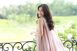 Dương Cẩm Lynh đẹp hút hồn với váy voan màu nude