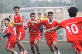 Màn ngược dòng ngoạn mục đưa "tân binh" THPT Thạch Bàn vào bán kết