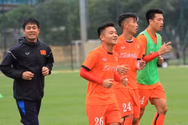 Thầy trò Hữu Thắng hứng khởi luyện tập trong gió lạnh đầu mùa