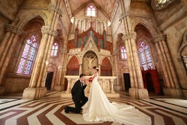 Ảnh cưới lãng mạn của "nữ hoàng đi bộ" với người tình 9 năm