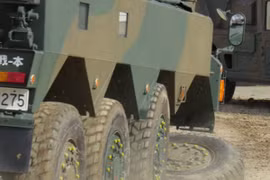 Xe bọc thép Type 96 của Nhật Bản rơi bánh khi đang diễu hành