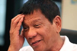 Tổng thống Duterte thừa nhận trêu đùa nữ cảnh sát